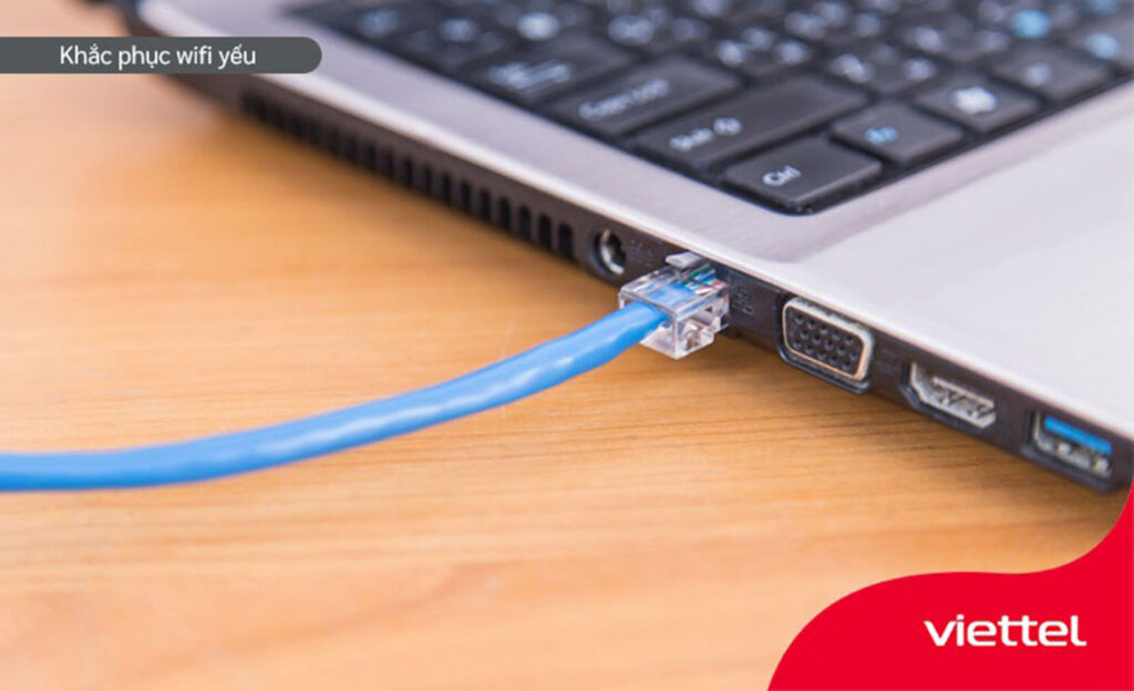 WIFI YẾU PHẢI LÀM SAO 10 CÁCH KHẮC PHỤC HIỆU QUẢ 11 Cắm dây mạng Lan vào thiết bị như laptop, tivi… để truy cập mạng nhanh hơn.