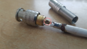 Đầu Jack BNC bị hư khiến hình ảnh của camera bị nhòe, mờ. (Nguồn: Internet)